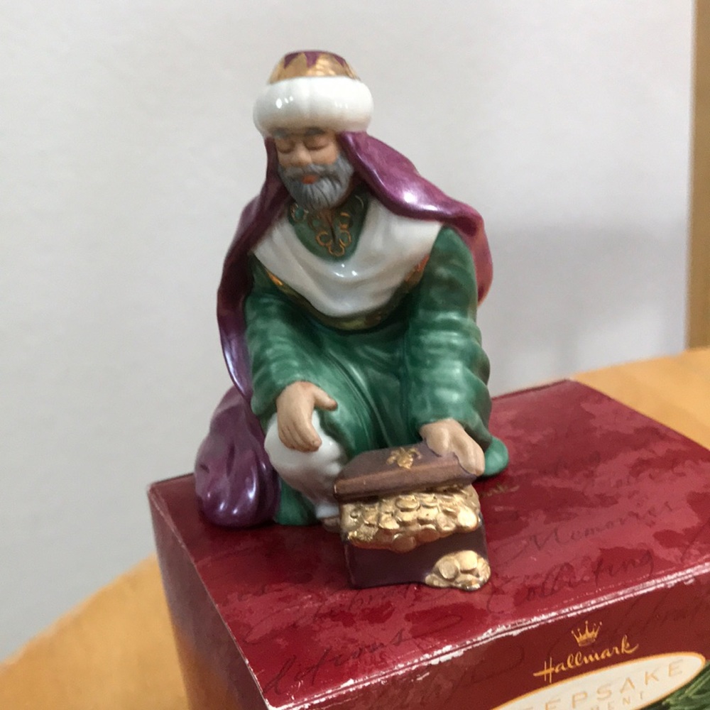 Hallmark Melchior- The Magi from the 2000 Blessed Nativity collection porcelain‎